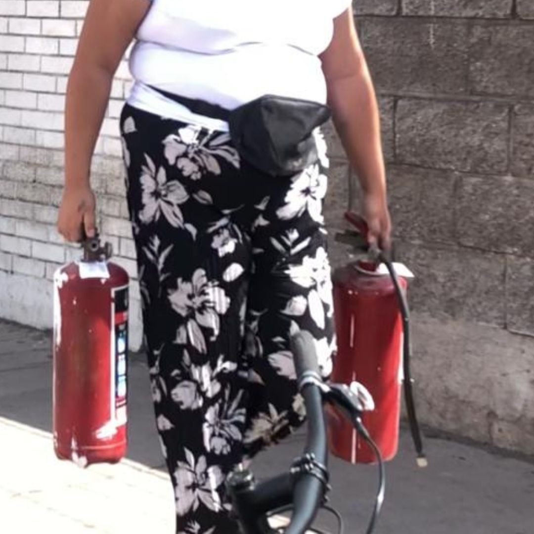 Mujer comerciante con extintores